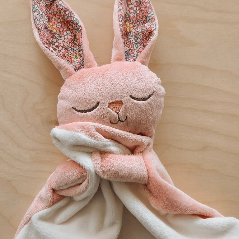 VEILLE SUR TOI DOUDOU LAPIN MARCEL ENDORMI - ROSE FLEURI