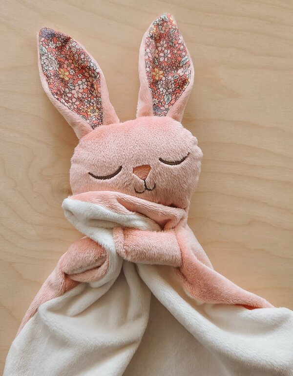 VEILLE SUR TOI DOUDOU LAPIN MARCEL ENDORMI - ROSE FLEURI