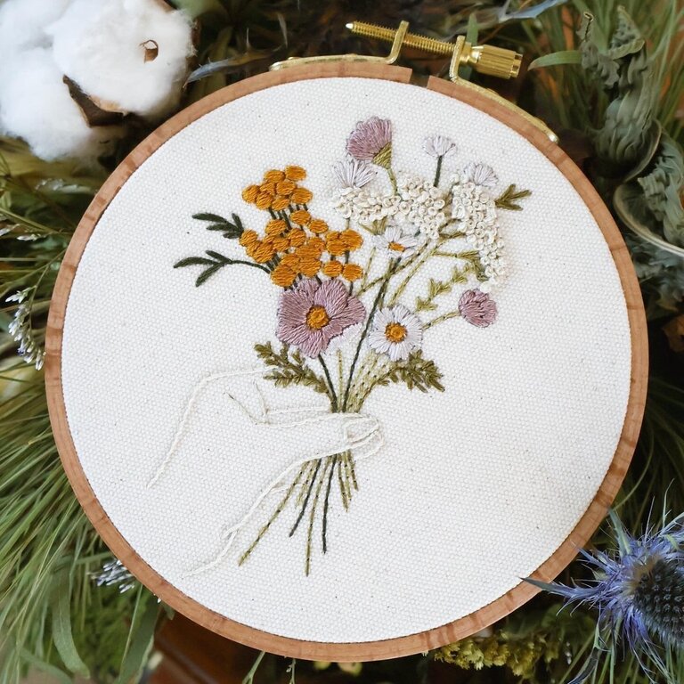 BRODÉ SERRÉ ENSEMBLE DE BRODERIE - FLEURS SAUVAGES NEUTRE