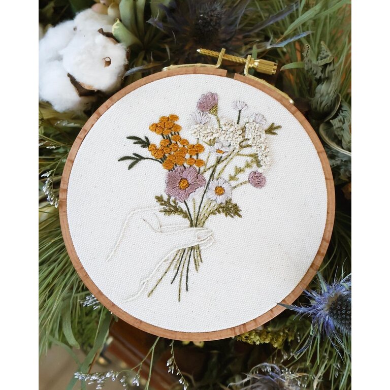 BRODÉ SERRÉ EMBROIDERY KIT - NEUTRAL WILDFLOWERS