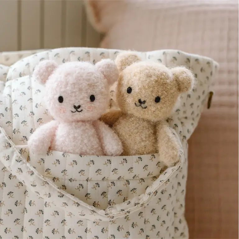 CUDDLE + KIND PELUCHE BÉBÉ OURS BOUCLÉ - FRAISE