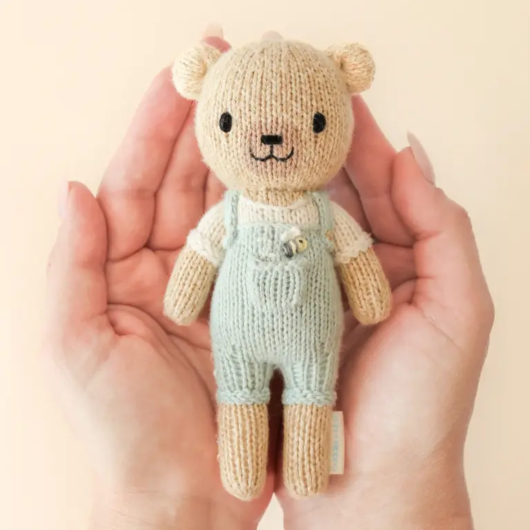 CUDDLE + KIND PELUCHE AVEC BOÎTE CHARLIE L'OURS MIEL - TINY 6''