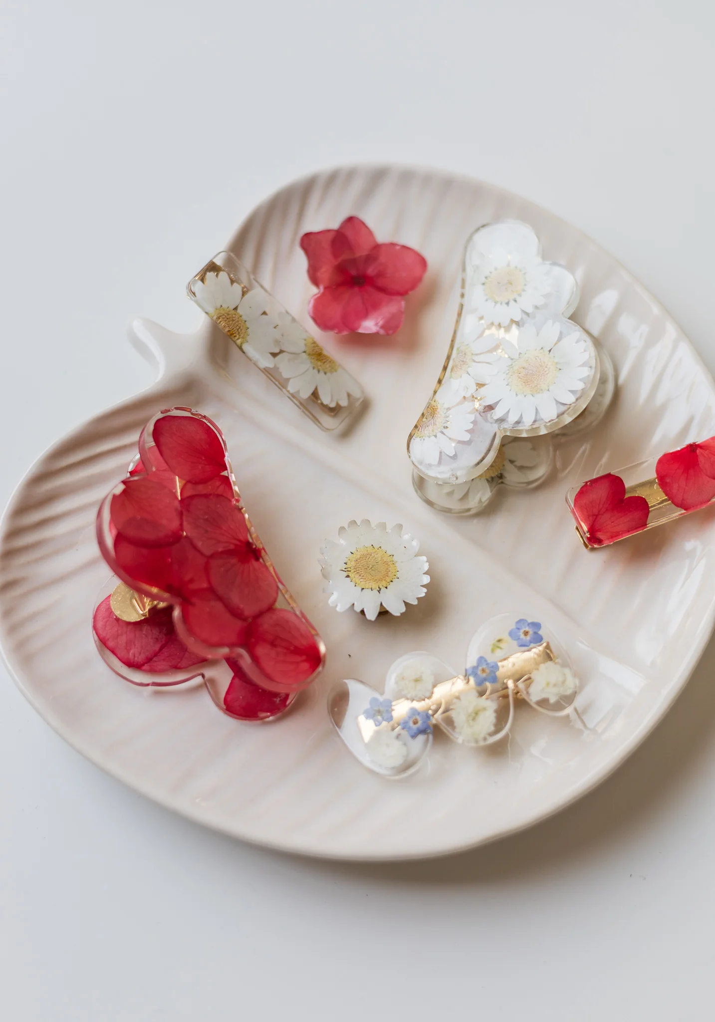 https://gibou.ca/products/barrette-droite-avec-fleurs-sechees?_pos=1&_sid=5f2e620a1&_ss=r&variant=48245241479406