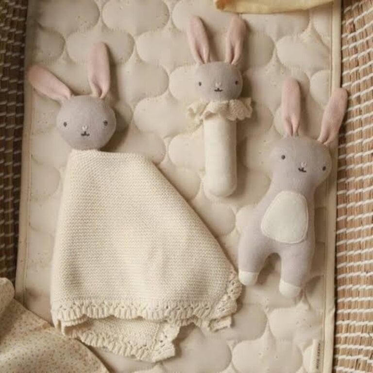 AVERY ROW AVERY ROW - PETIT JOUET EN TRICOT - LAPIN TIMIDE