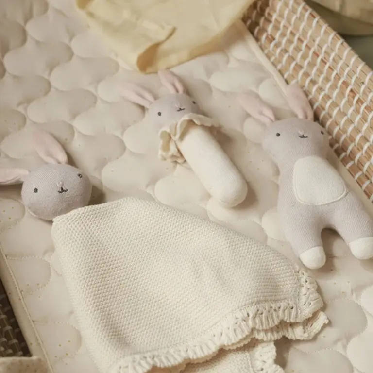 AVERY ROW AVERY ROW - PETIT JOUET EN TRICOT - LAPIN TIMIDE