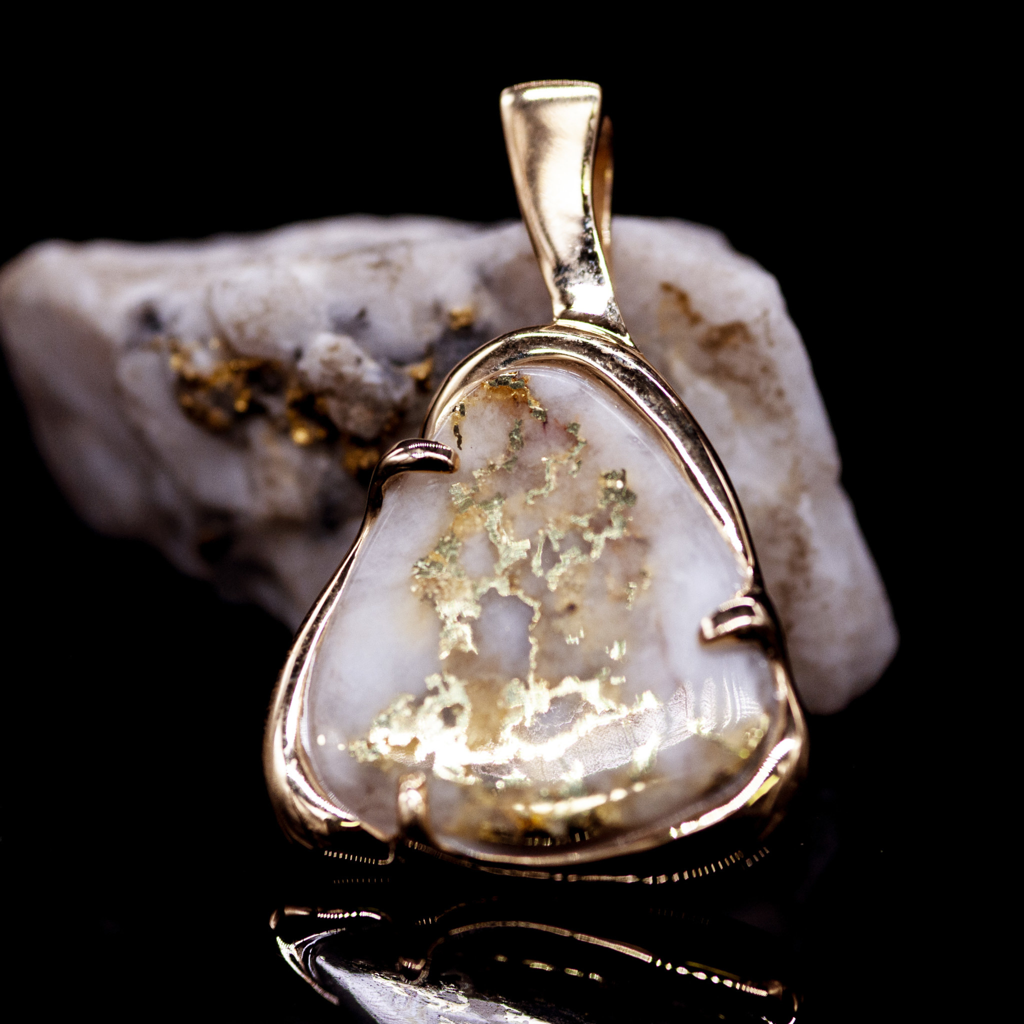 Gold quartz pendant outlet