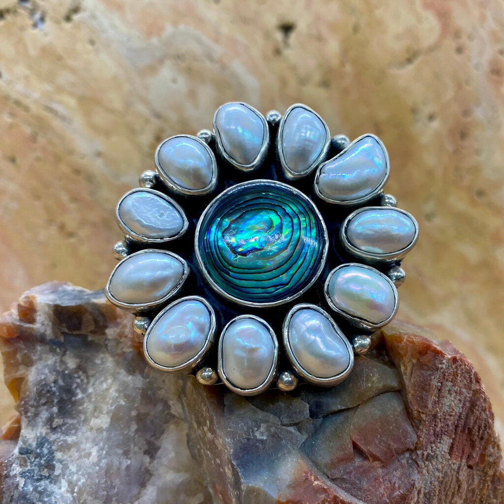 Abolone & 11-pearl ring - adj.