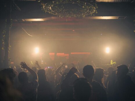 The Art of Curating a DJ Set: How to Keep the Dancefloor Moving