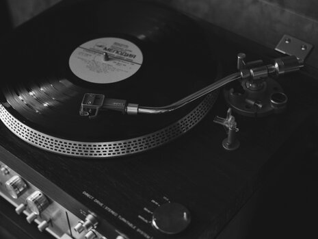 Beginner’s Guide to Turntables: Everything You Need to Get Started