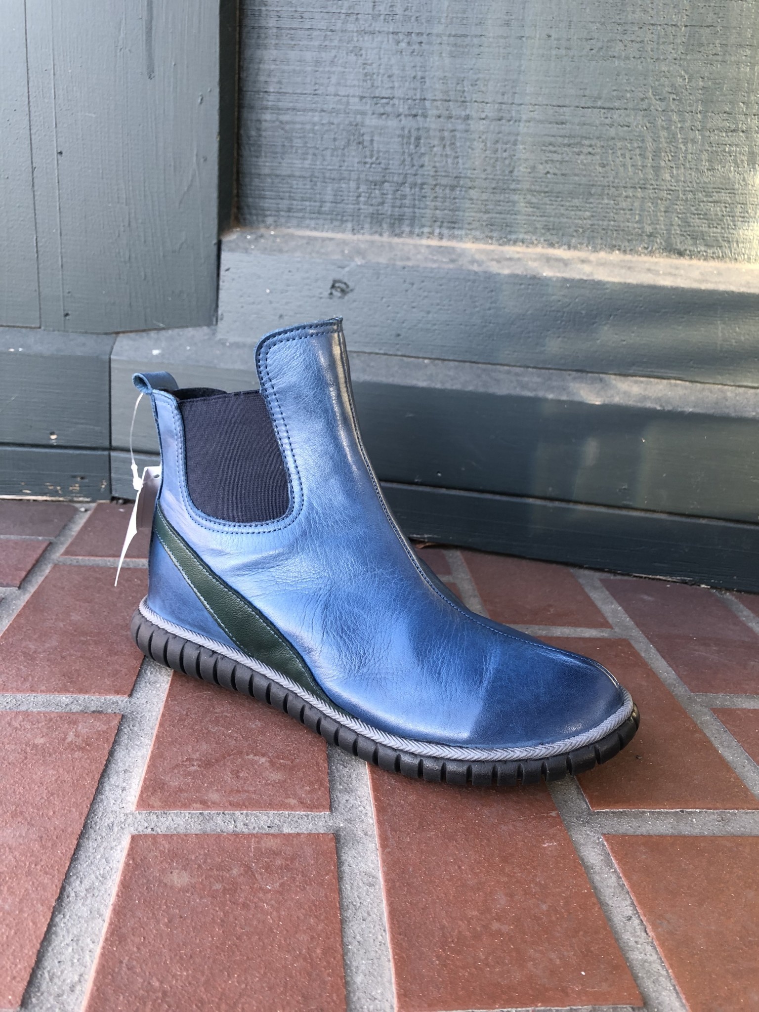 Volk Walkers Yara 12th Street Shoes