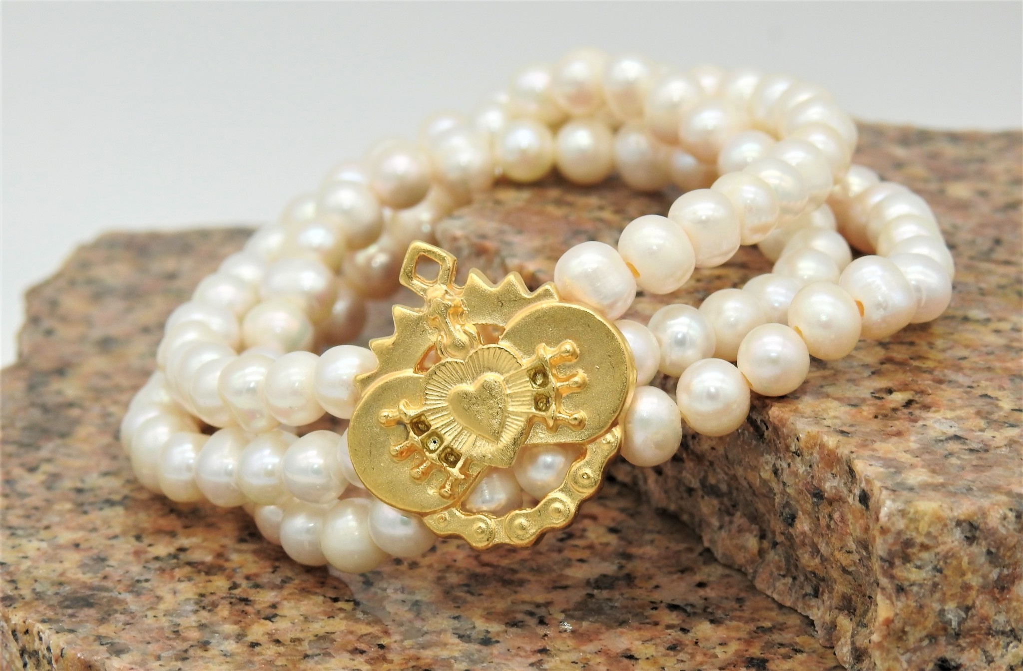 French Kande Trpl Strnd Wht FWP & 14k Gld Immaculate Heart Reilr