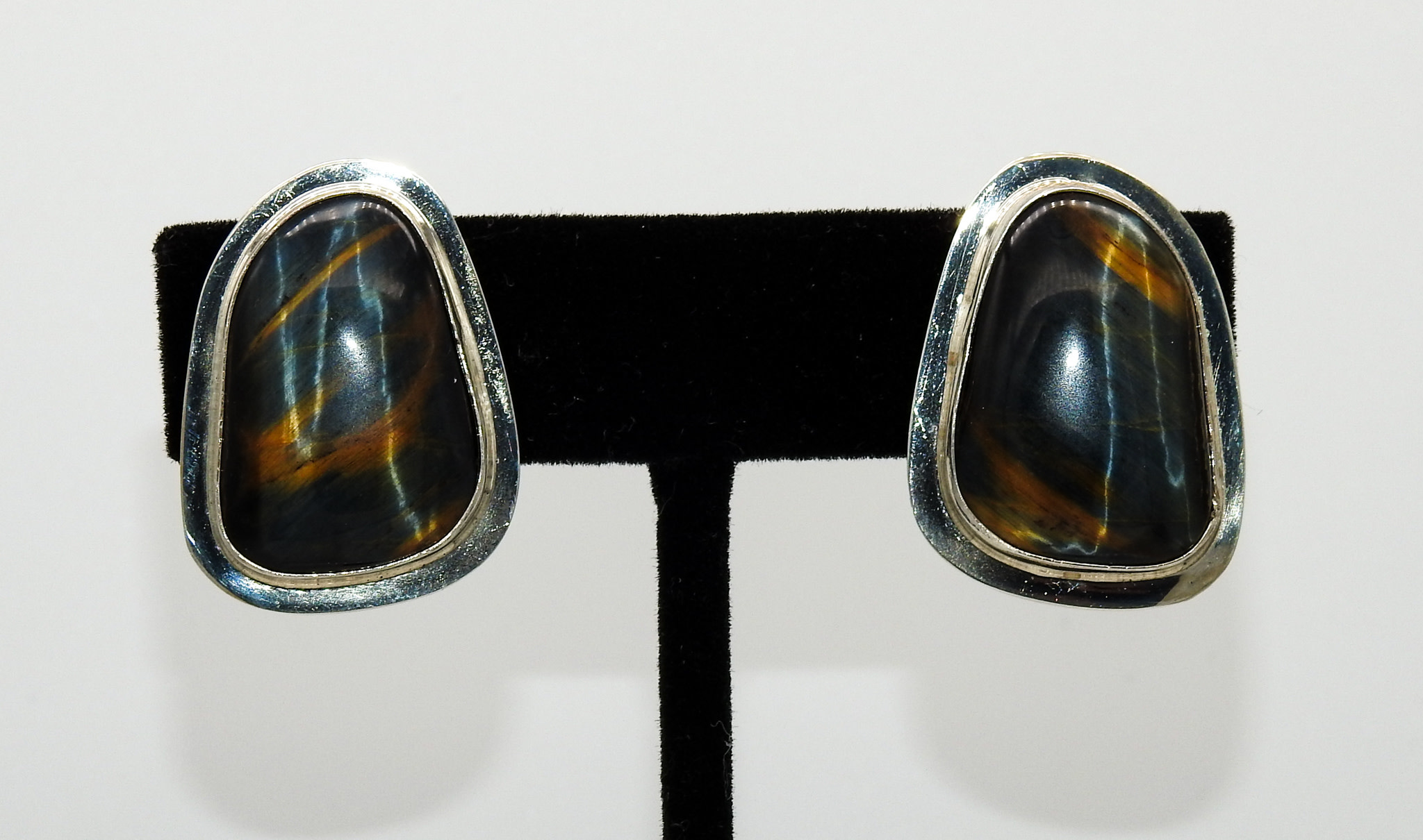 PS-E294 Black Tigereye Clip earrings - Karina on canyon