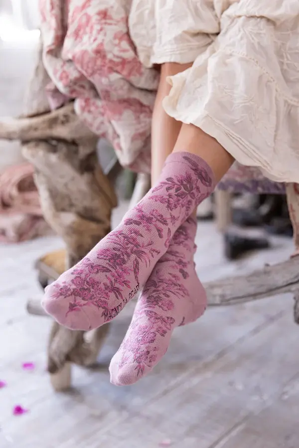 Magnolia Pearl Socks 113 Vol Du Jardin, Purple Martin