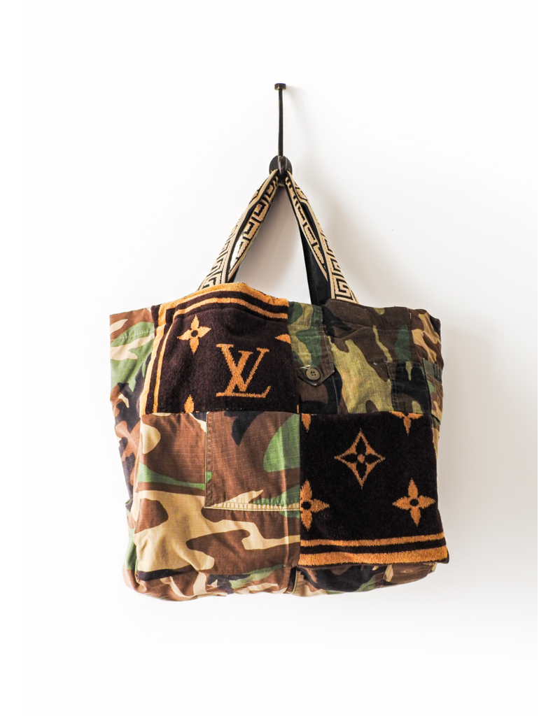 Elevazione L Louis Vuitton Patch Camo Tote