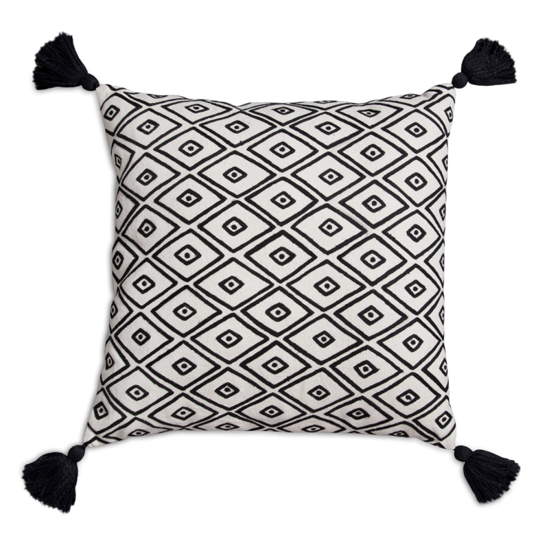 https://cdn.shoplightspeed.com/shops/627391/files/57656372/800x800x1/black-white-patterned-tassel-pillow.jpg