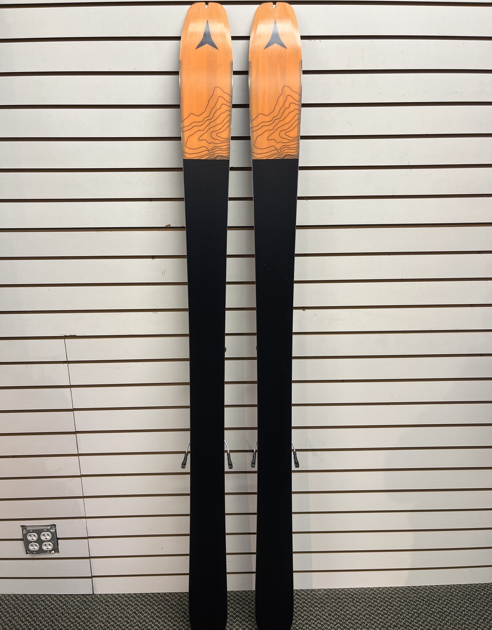 Atomic DEMO Backland 95 w/ Skins and Summit 12s