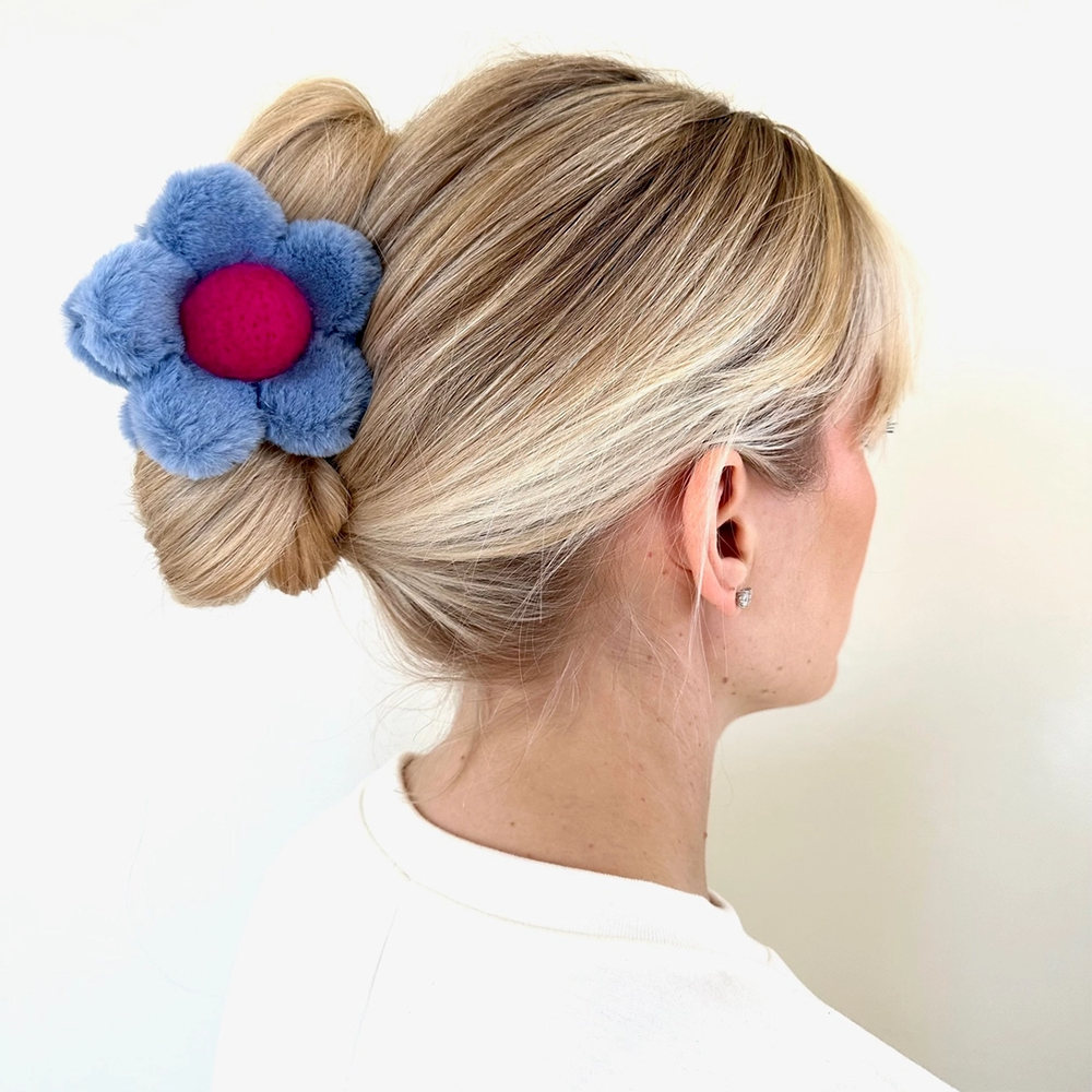 Fluffy Daisy Claw Hair Clip - Blue