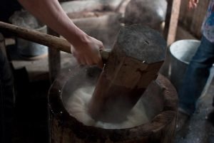 Rice cake dough pounding - by www.ashinari.com