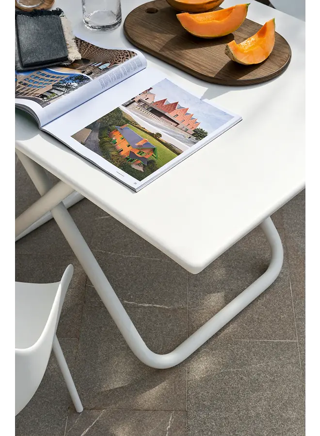 EASY ADJUSTABLE OUTDOOR TABLE