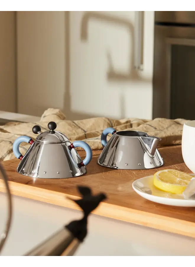 CREAMER IN 18/10 STAINLESS STEEL MIRROR POLISHED WITH HANDLE IN PA, LIGHT BLUE.