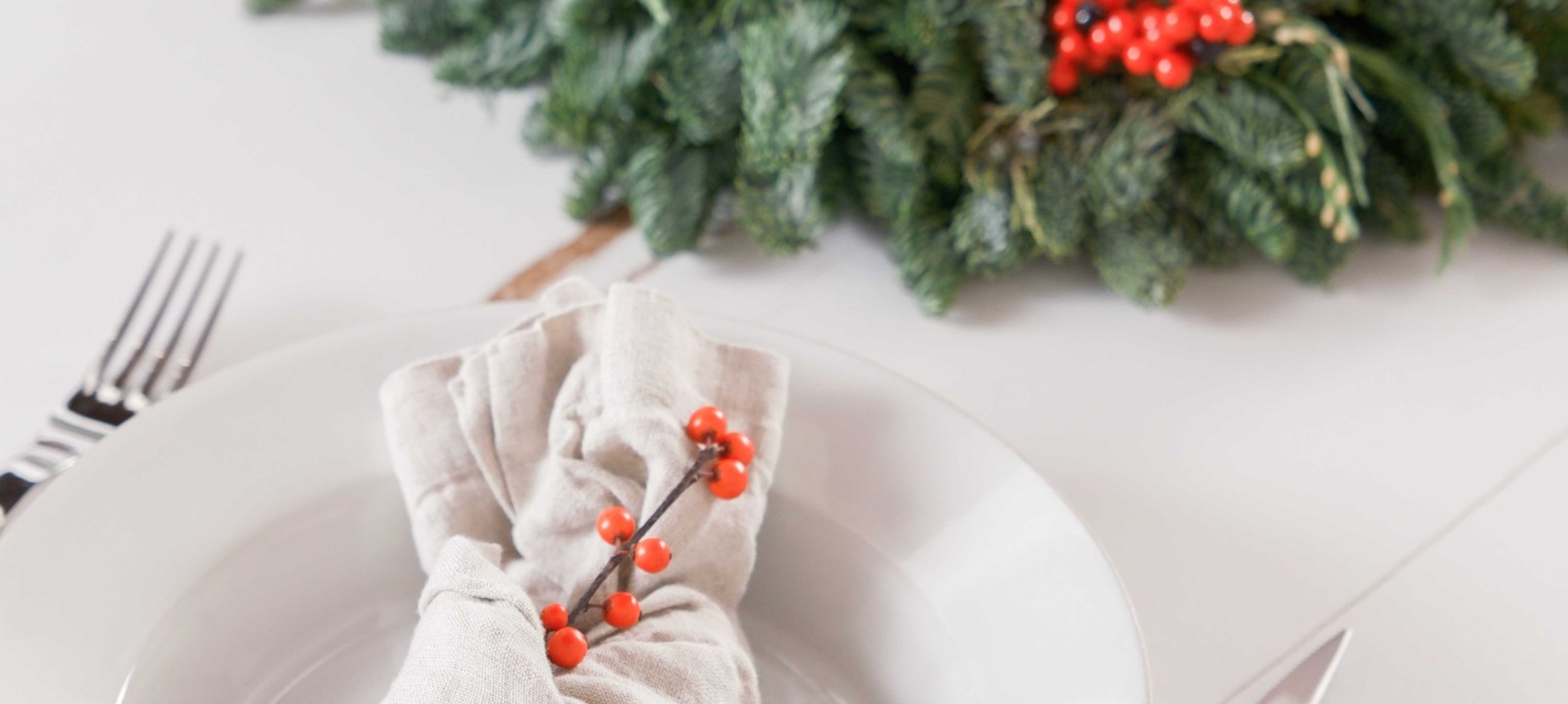 How to Make a Christmas Dining Table Decoration