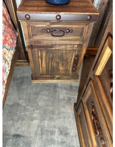 Mansion 1 Door/1 Drawer Nightstand - Distressed