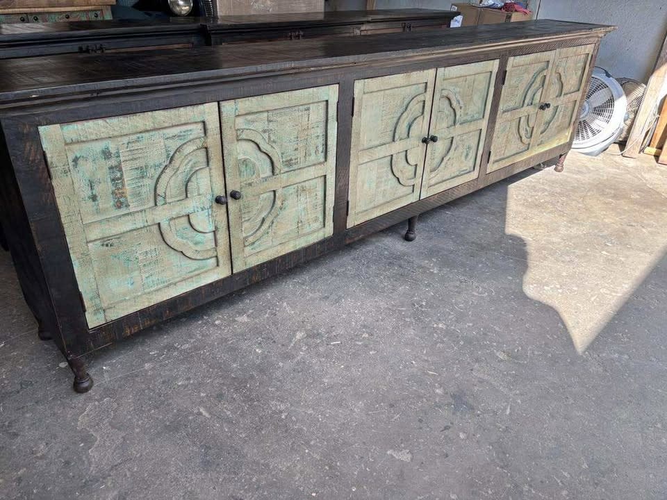 129" Trebol Console - Black