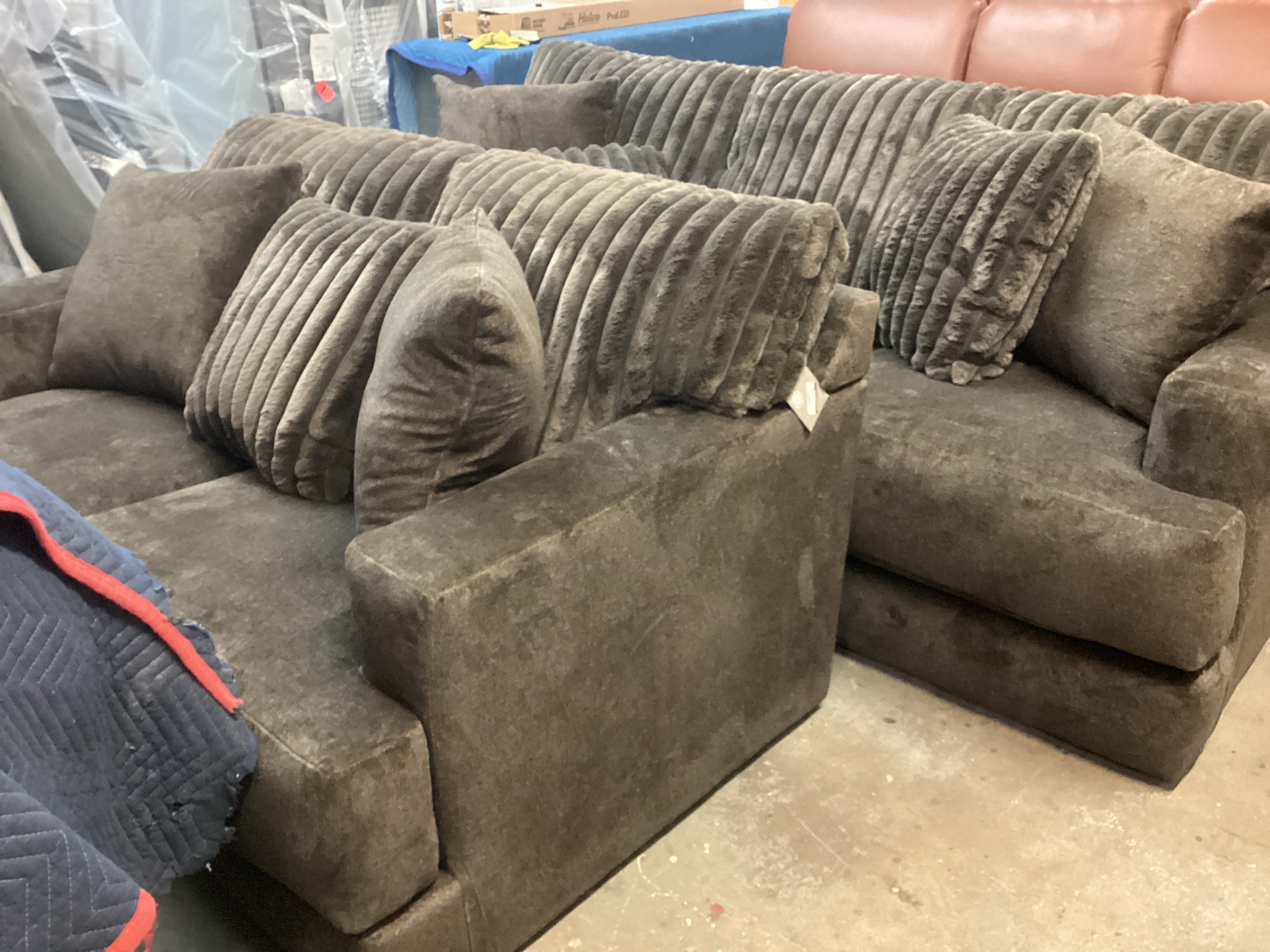 Eagan Loveseat - Chocolate
