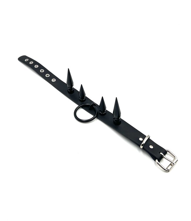 Choker with large spikes