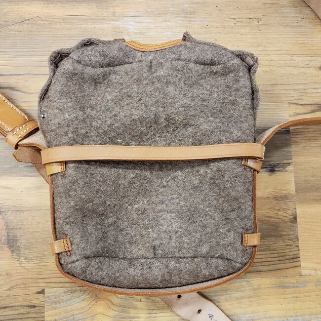EUROPEAN SURPLUS SURPLUS VINTAGE WOOL CANTEEN POUCH & STRAP
