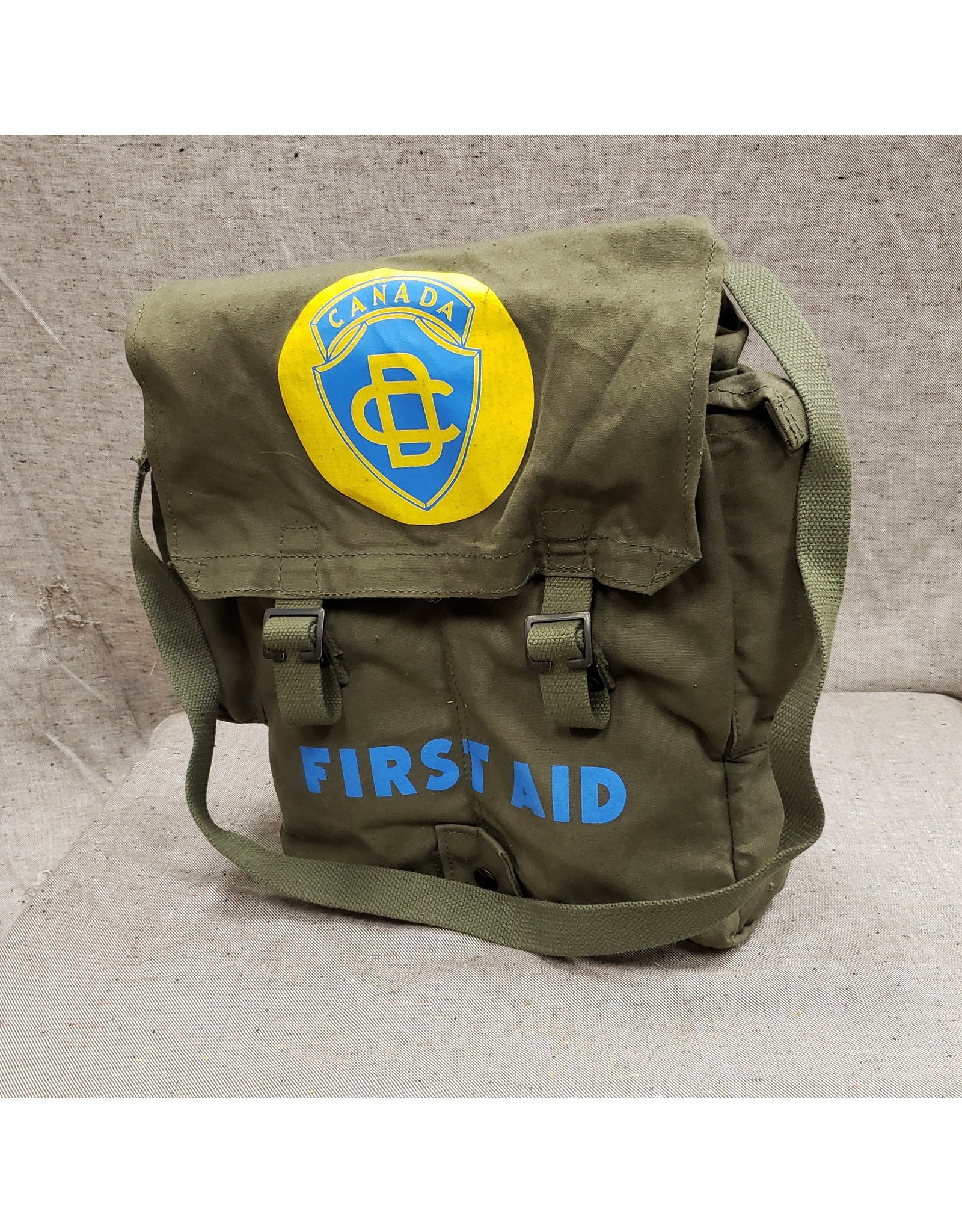 SURPLUS CANADIAN CIVIL DEFENCE FIRST AID POUCH
