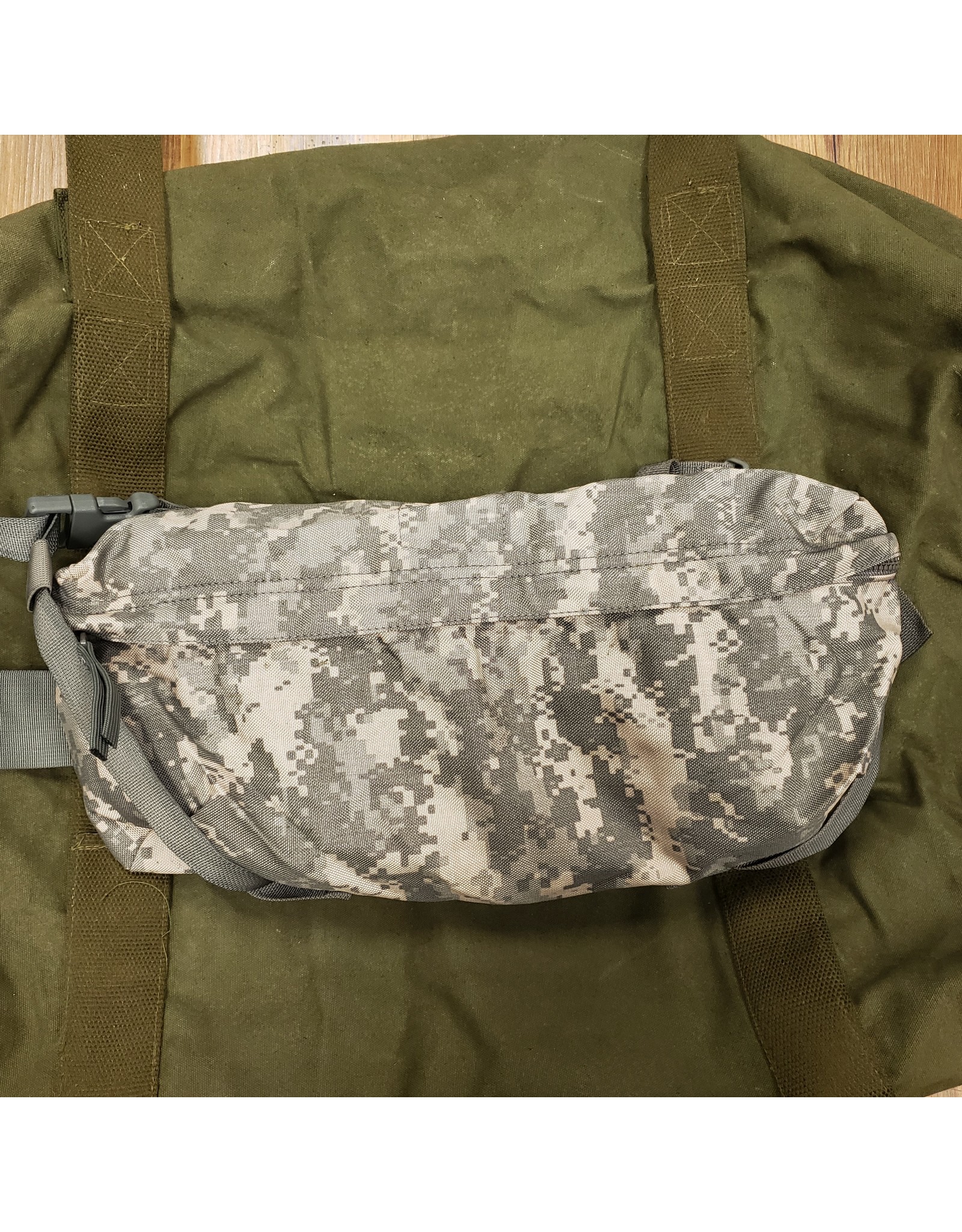 WORLD FAMOUS SALES U.S. ACU FANNY POUCH USED