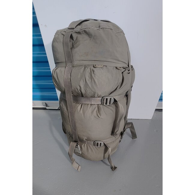 CANADIAN SURPLUS 1986  DOWN SLEEPING BAG - GREAT CONDITION