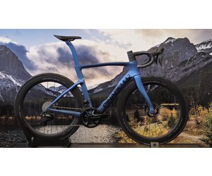 【新品・送料込】a.Mag BERNARDO BADER 2025 Pinarello Dogma F - Luxter Blue (54) - Cranked Online