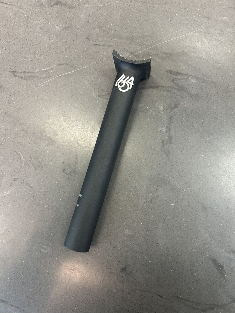 1664 1664 Pivotal Post (Black)