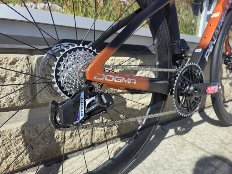 Pinarello 2026 Dogma F Luxter Amber 50 - SRAM Force, Zipp 353 NSW A1
