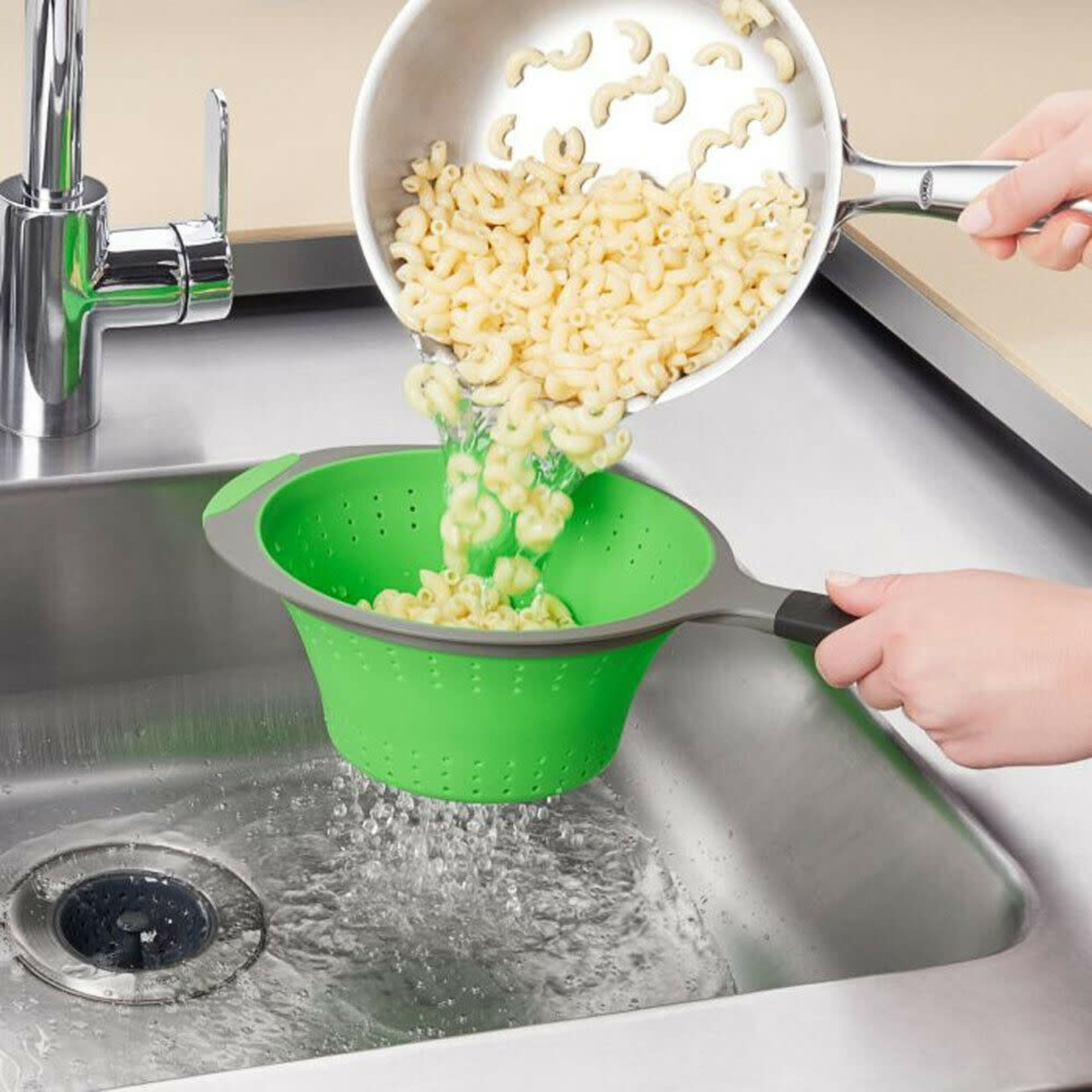 https://cdn.shoplightspeed.com/shops/627977/files/47118959/1652x1652x2/oxo-oxo-gg-2-qt-collapsible-strainer.jpg