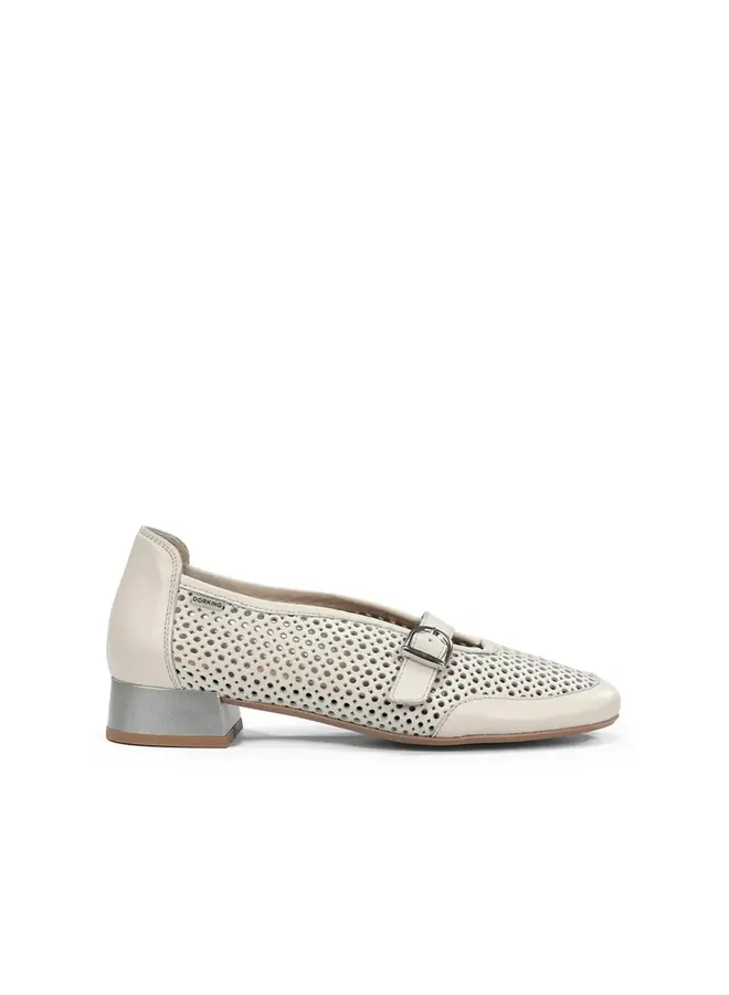 Perforated summer shoe D9506