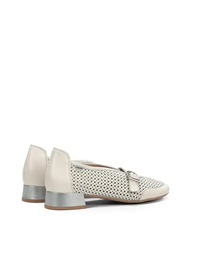 Perforated summer shoe D9506