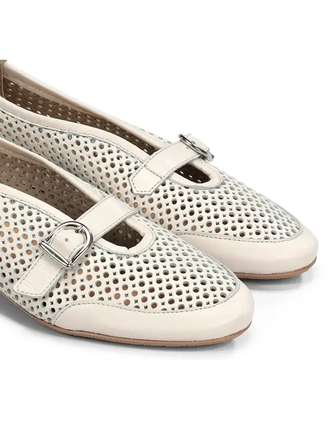 Perforated summer shoe D9506