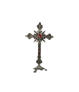 Crucifix en laiton fond velours rouge, sur sa base