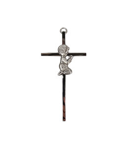 Croix de baptême en métal argenté avec garçon en prière