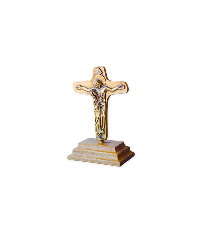 Crucifix doré avec base en bois
