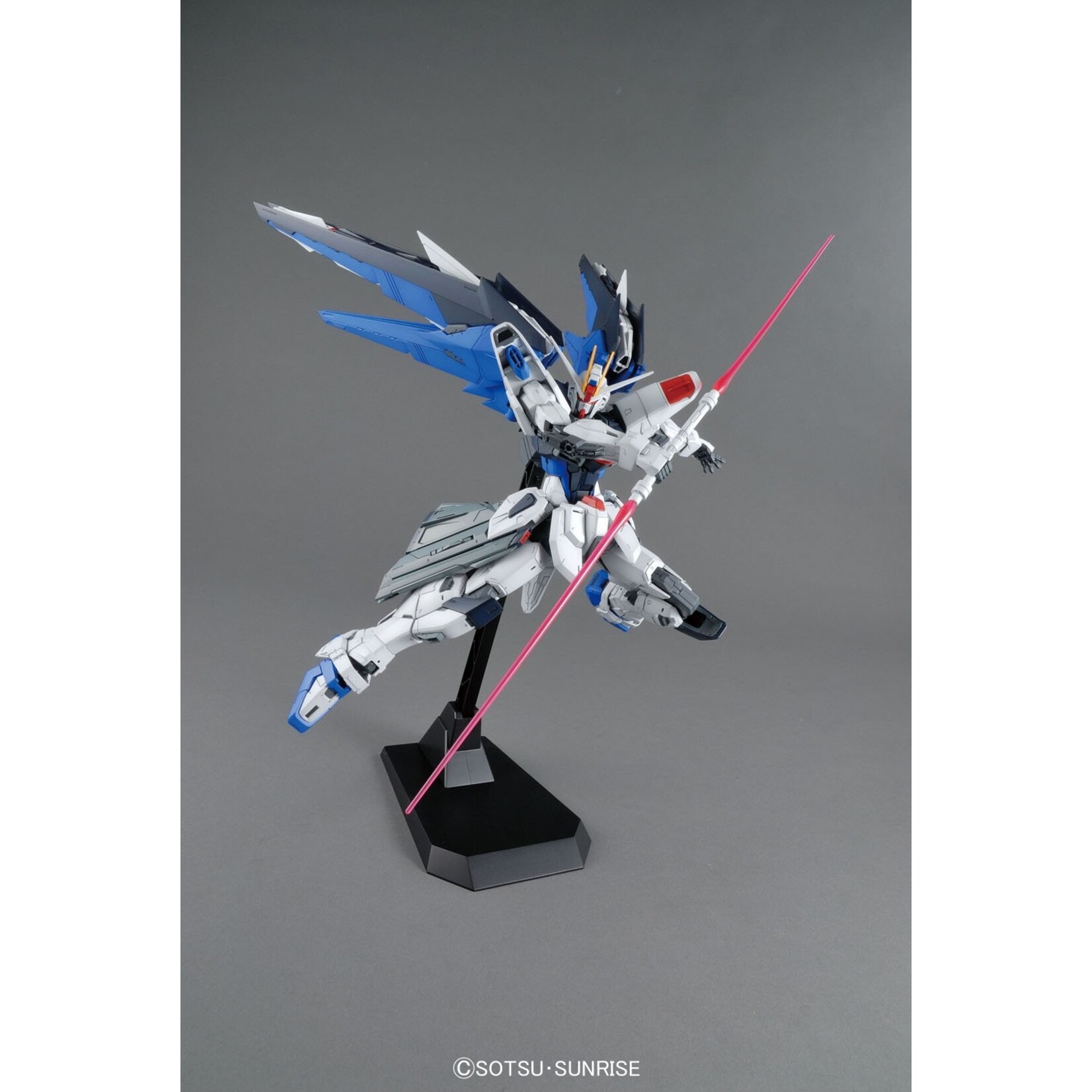 Bandai - MG 1/100 Freedom Gundam (Ver 2.0)