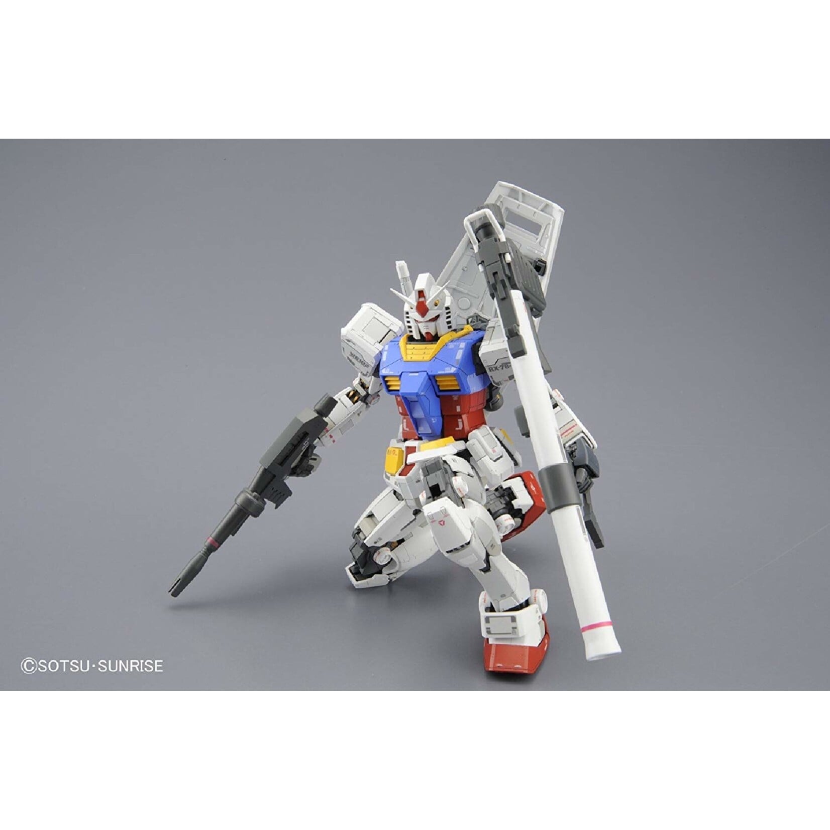 Bandai - MG 1/100 RX-78-2 Gundam (Ver 3.0)