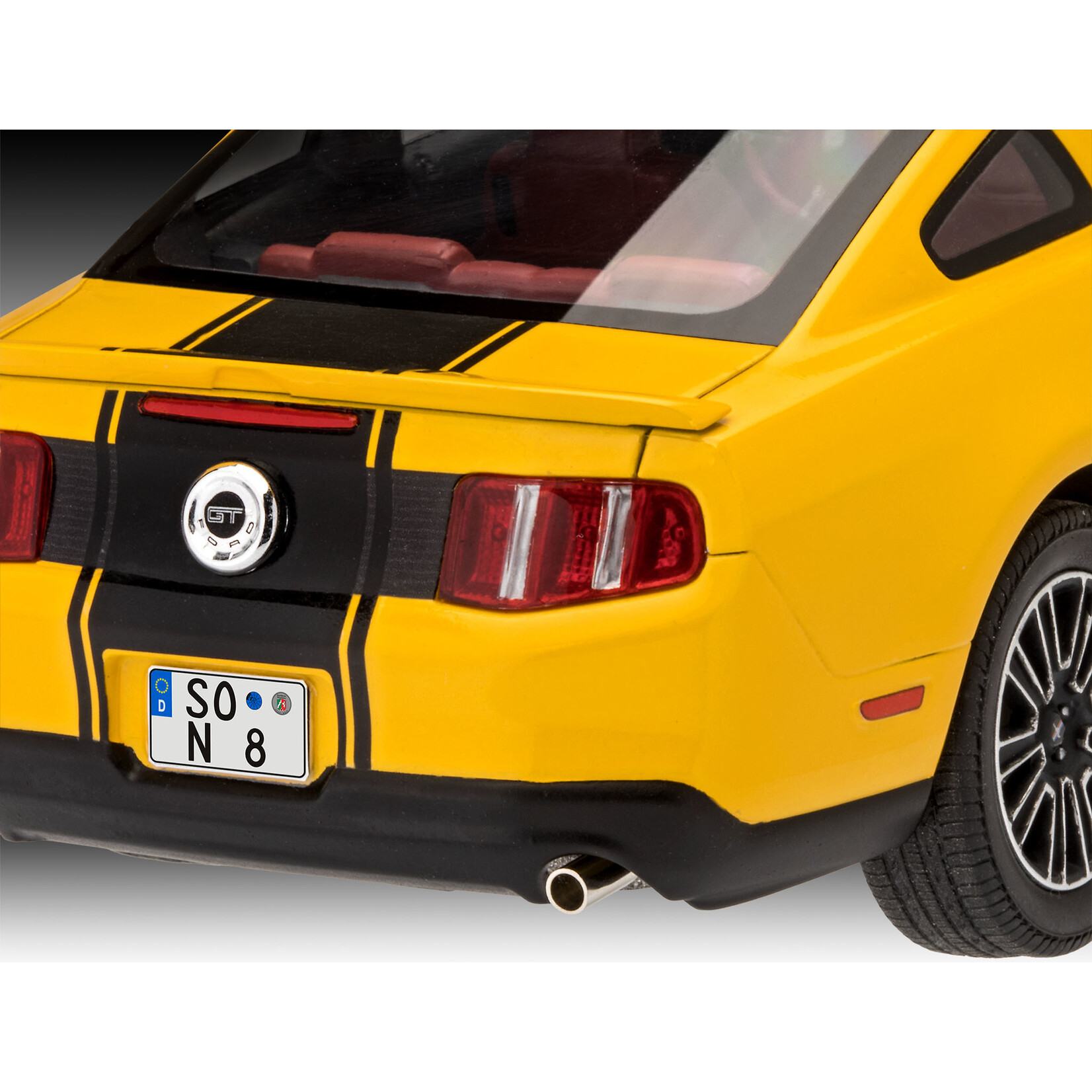 Revell of Germany 07046 - 1/25 2010 Ford Mustang GT