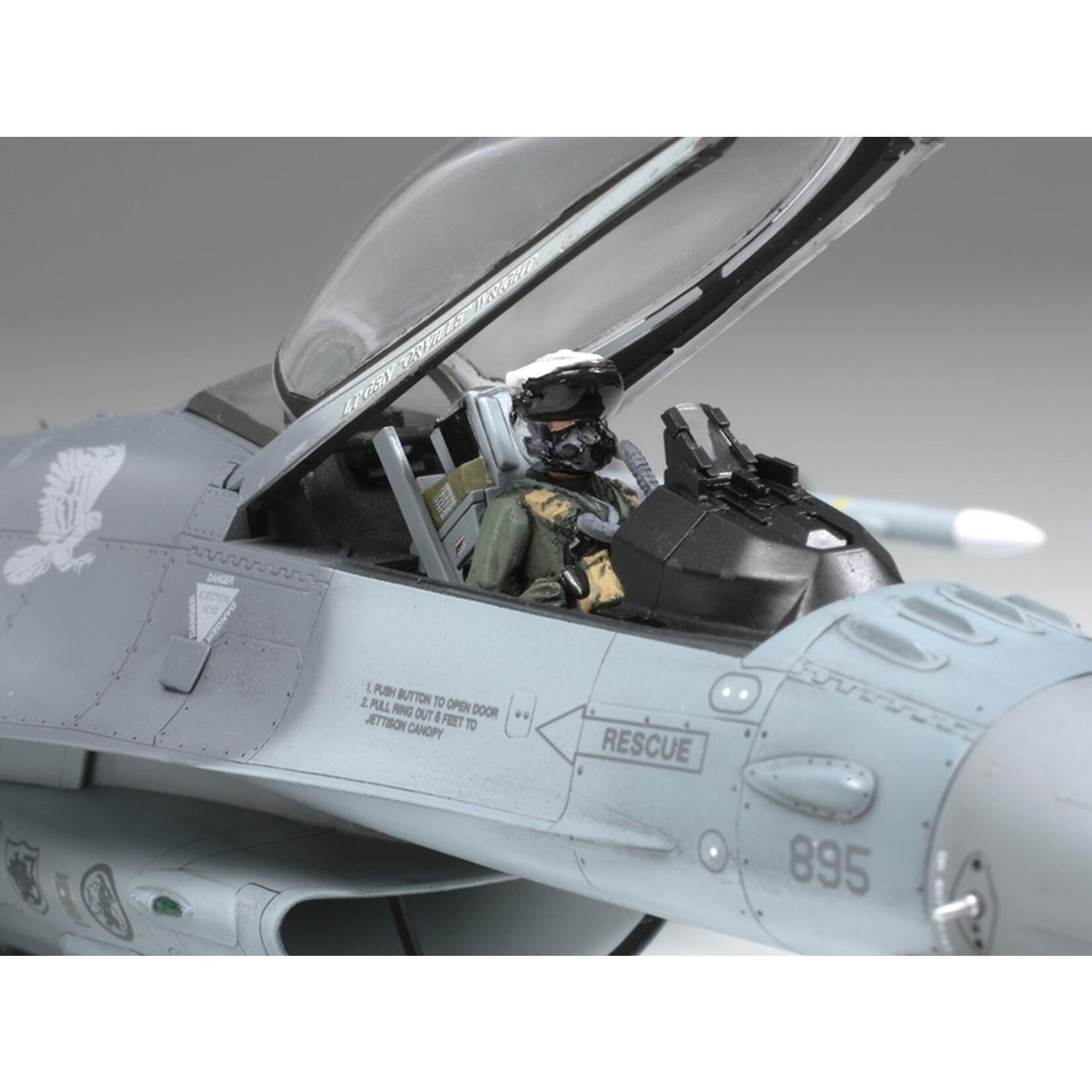 Tamiya 61098 - 1/48 Lockheed Martin F-16CJ