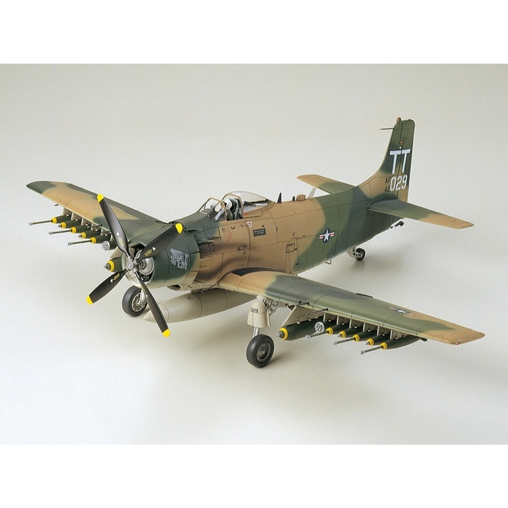 Tamiya 61073 - 1/48 Douglas A-1J Skyraider USAF
