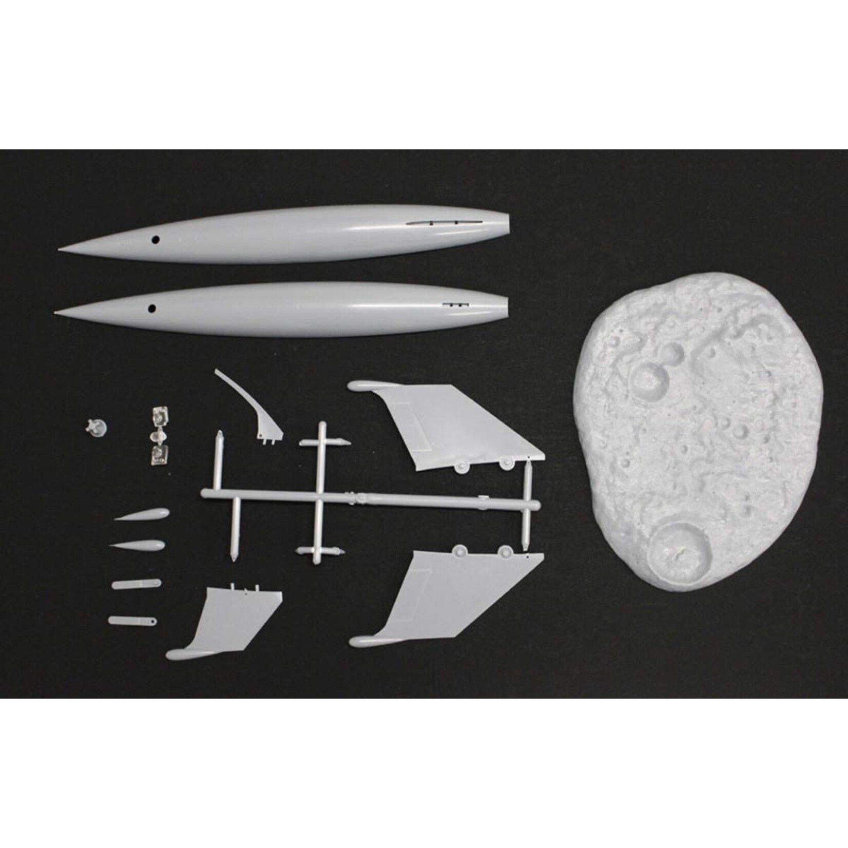 Pegasus Hobbies 9111 - 1/144 Luna Rocketship