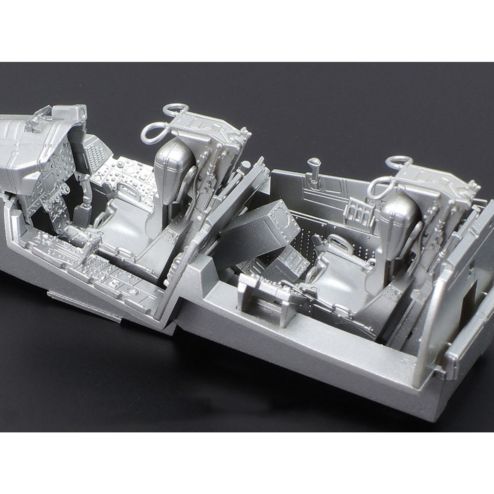 Tamiya 61121 - 1/48 McDonnell Douglas F-4B Phantom II